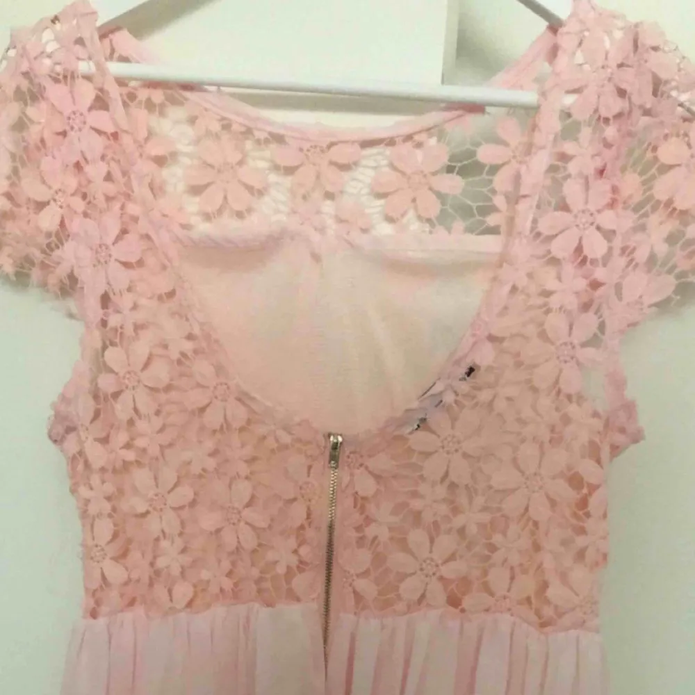 Ljusrosa klänning från Bubbleroom  Storlek M Använd 1 gång  I väldigt bra skick . Klänningar.