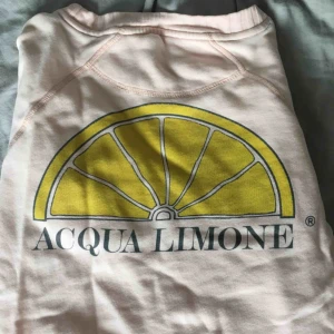 Aqua limone tröja - rosa - Super skick  Använd fåtal gånger Storlek XSS men funkar för XS/S för mig Mötes i majorna eller i gbg fraktar även men då står köparen för frakten.  Tar swish, kontant mm. 😊😊