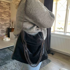  - 🖤 Svart glittrig väska med två olika längd på kedjor 