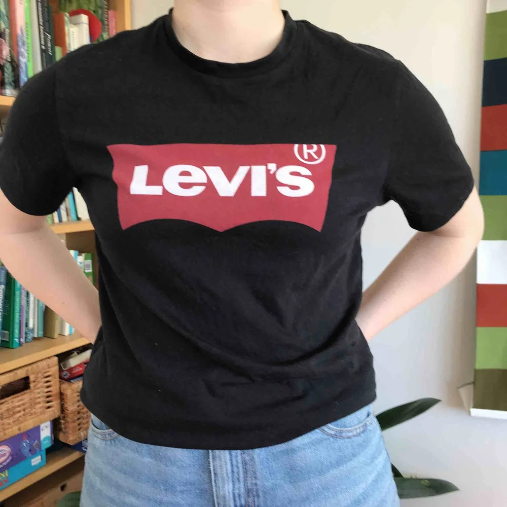 Svart Levi’s t-shirt. Köpt för något år sedan och sparsamt använd.. T-shirts.