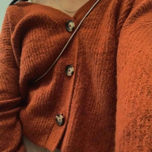  - Stickad cardigan med knappar, aldrig använd! gammaldags röd