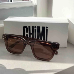  - Helt nya Chimi Eyewear med samtliga tillbehör i färg Coco, modell 004. Säljer pga köpte ett annat par. Fraktar eller möter upp i Stockholm.