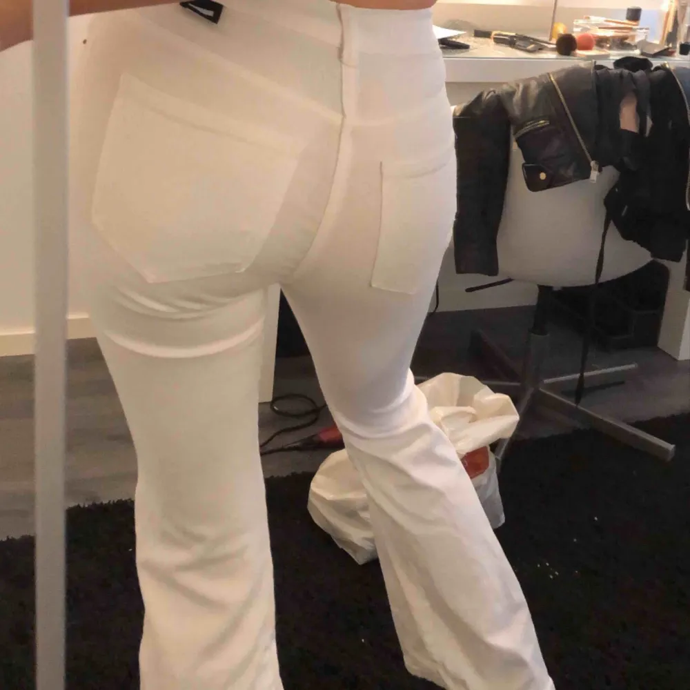 Vita bootcut jeans, i stolek: xs.Knappt använda så skicket är bra! Köparen står för frakt . Jeans & Byxor.