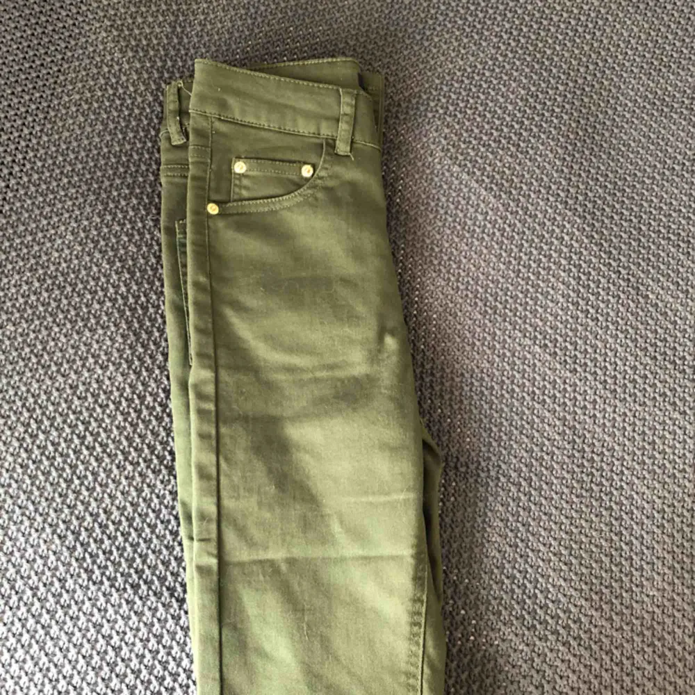Militärgröna jeans  från Bikbok. Aldrig använd så i nytt skick. Säljer då de aldrig kom till användning. Jeansen är i stretchigt material så skulle säga att byxorna passar XS/S. Kan mötas upp i Uppsala eller frakta💕. Jeans & Byxor.