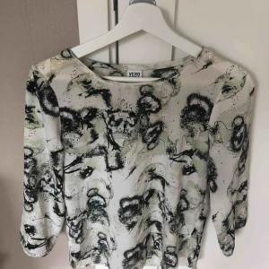  - Blus från Vero Moda med coolt grönt mönster. I fint skick. Kan fraktas eller mötas upp i Uppsala. 