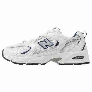  - OBS SÖKER!!!!! Söker dessa New Balance i modellen Mr530, i samma colourway som på bilden ovan. Pris diskuteras gärna! 