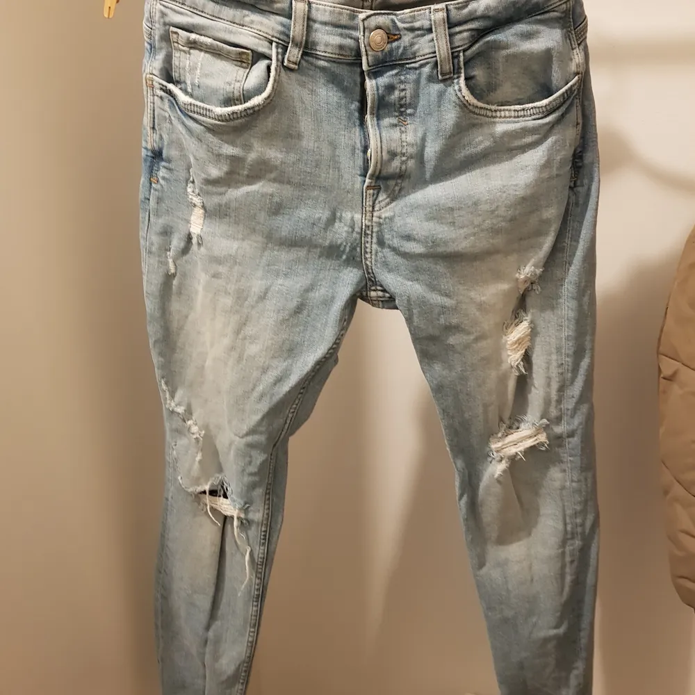 Nyskick Zara skinnyfit jeans! Extremt sköna jeans med otrolig stretch! Snygg färg och perfekta till våren!. Jeans & Byxor.
