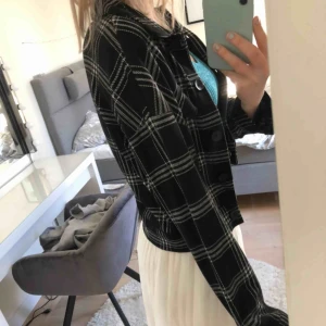  - Jätte söt och trendig jacka från Gina. 🤛🏻🤛🏻 Passar till nästan allt och perfekt till sommaren! ✌🏼💓 Storlek xs men passar s också. 👊🏼