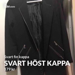  - En jätte fin kappa med silver detaljer! Perfekt inför våren! I jätte bra skick!