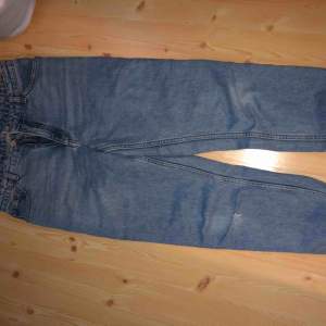 superduper fina mom jeans från Monki i storlek s/28! 🍒