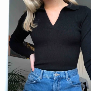 - Super trendig och stretchig tröja i nyskick från H&M🌻 frakt 43kr tillkommer