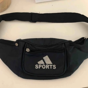 - Vintage 90s adidas bumbag, lite sliten men ändå i fint skick. Mörkblå/svart