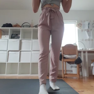 Rosa "kostymbyxor" - Nypris 299 kr. Använder inte längre men fina och bekväma! Mötas upp i hbg, annars står köparen för frakten om du inte sammanlagt köper för mer än 250 kr!