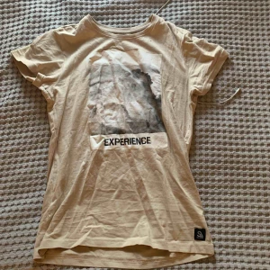 - T-shirt från, , nypris ca 100 knappt använd 