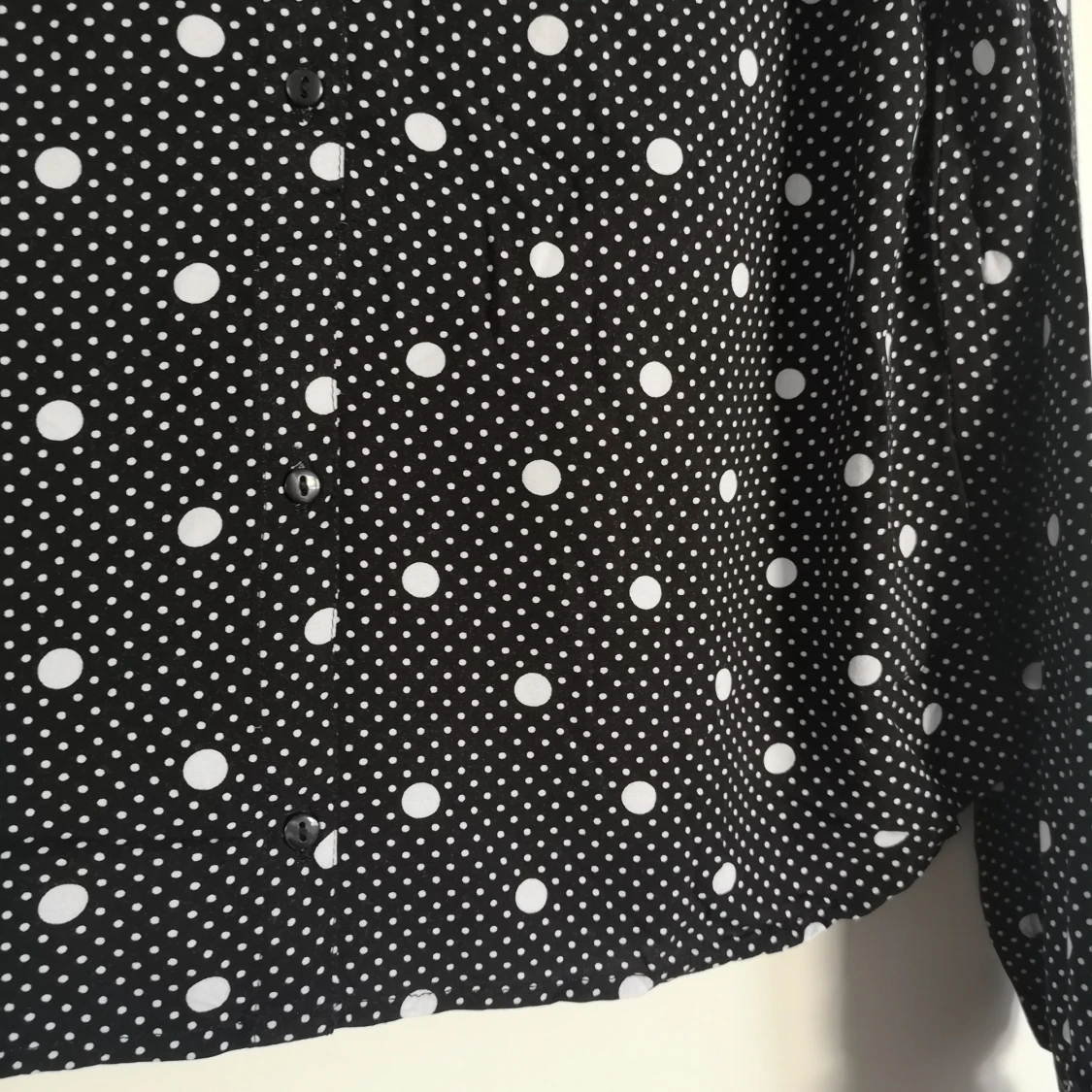 Svartvit prickig blus - 90