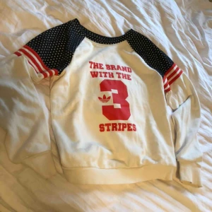  - Adidas-tröja. Knappt använd.