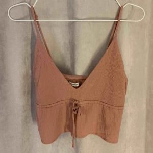  - Topp från pull&bear köpt på en sommar i Spanien jättebra skick knappast använd! Tillkommer frakt på 44kr 