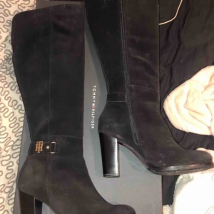  - Helt nya, oanvända i kartong. Stövlar med klack från Tommy Hilfiger strl 39. Nypris ca 5k.
