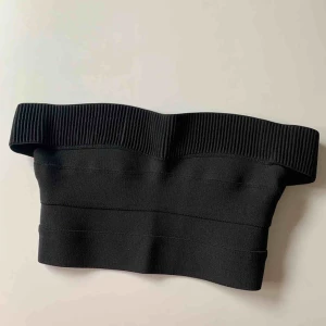  - Tight kort Topp från H&M trend i strl 36. Helt ny och aldrig använd.  Frakt på 33 kr tillkommer. 