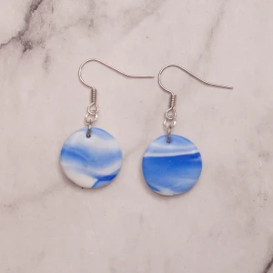 Blue ocean  - Underbara örhängen i blått och vitt, nickelfria. 11:- i frakt, fri frakt vid köp över 100:-. 