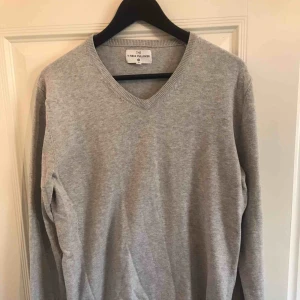  - Snygg ljusgrå V-neck tröja av C&A. Storleken är Medium. Fraktkostnad tillkommer.