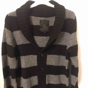  - Snygg stickad tröja från Jack & Jones. Tröjan har knappt använts då jag snabbt växte ur den. Fraktkostnad tillkommer.