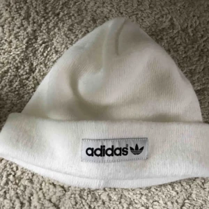  - Fin Adidasmössa i vitt. Använd o tvättad men fint skick ändå! Fraktar eller kan mötas upp i Malmö.