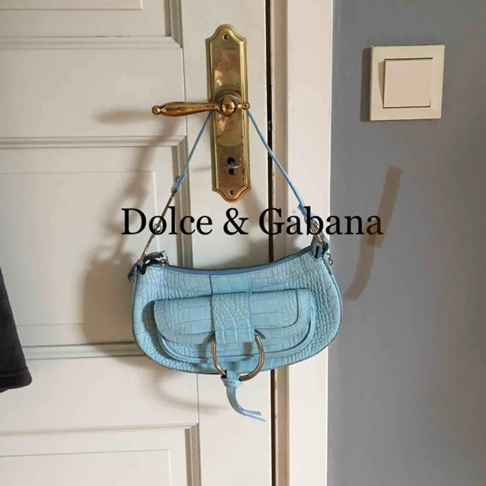 Vintage Dolce & Gabana väska. Högst bud får den! . Väskor.