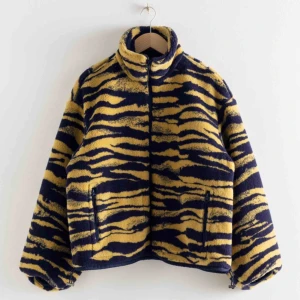 &other stories tiger fleece - Tiger fleece från & other stories, storlek 34 men är oversize så skulle även kunna passa en S/36. Supermysig, fodrad och varm. Perfekt nu till hösten! Sparsamt använd så den är i mycket fint skick. Priset är prutat och klart! 🐚
