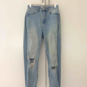 - Jeans med hål i från Laget 157. Perfekt nu när våren och sommaren närmar sig! 