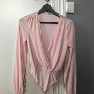  - En superfin ljusrosa body i otroligt skönt material 😍 köpare står för frakt