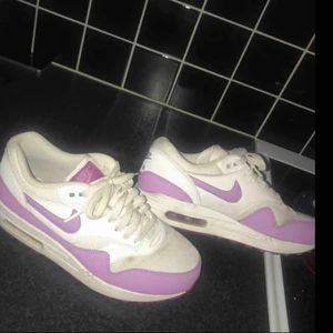  - Nike air Max, använd ca 5 gånger. Nypris 1200kr mitt pris 350kr. Kan fraktas men ingår ej i priset eller möts upp i västerås