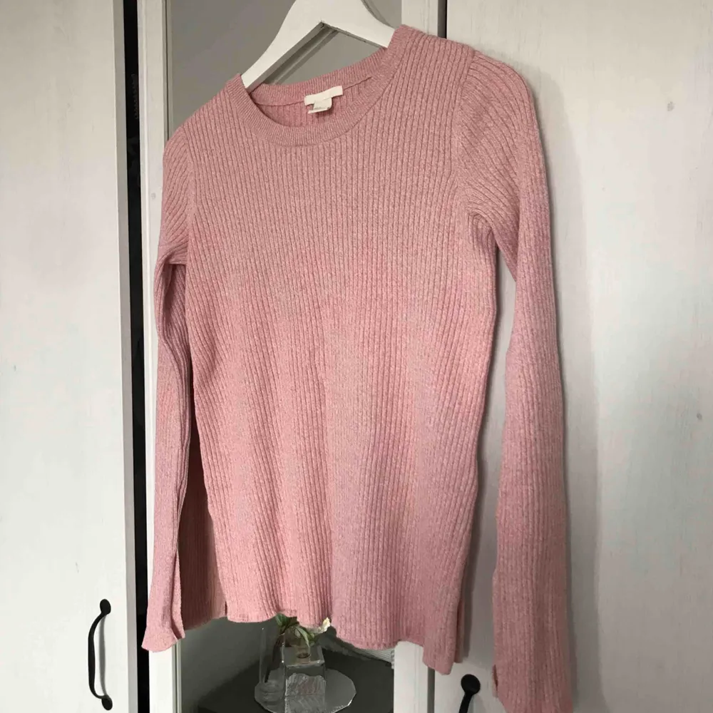 Jättefin rosa tröja, använd 1-2 ggr!  Möts i Sthlm, annars betalar köparen frakt. Tar endast swish :). Tröjor & Koftor.