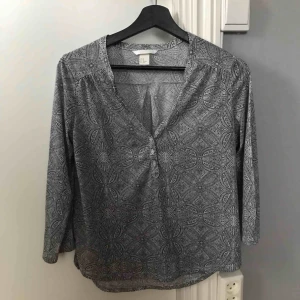  - Söt blus från H&M, storlek XS men passar S också. Köpare står för frakt