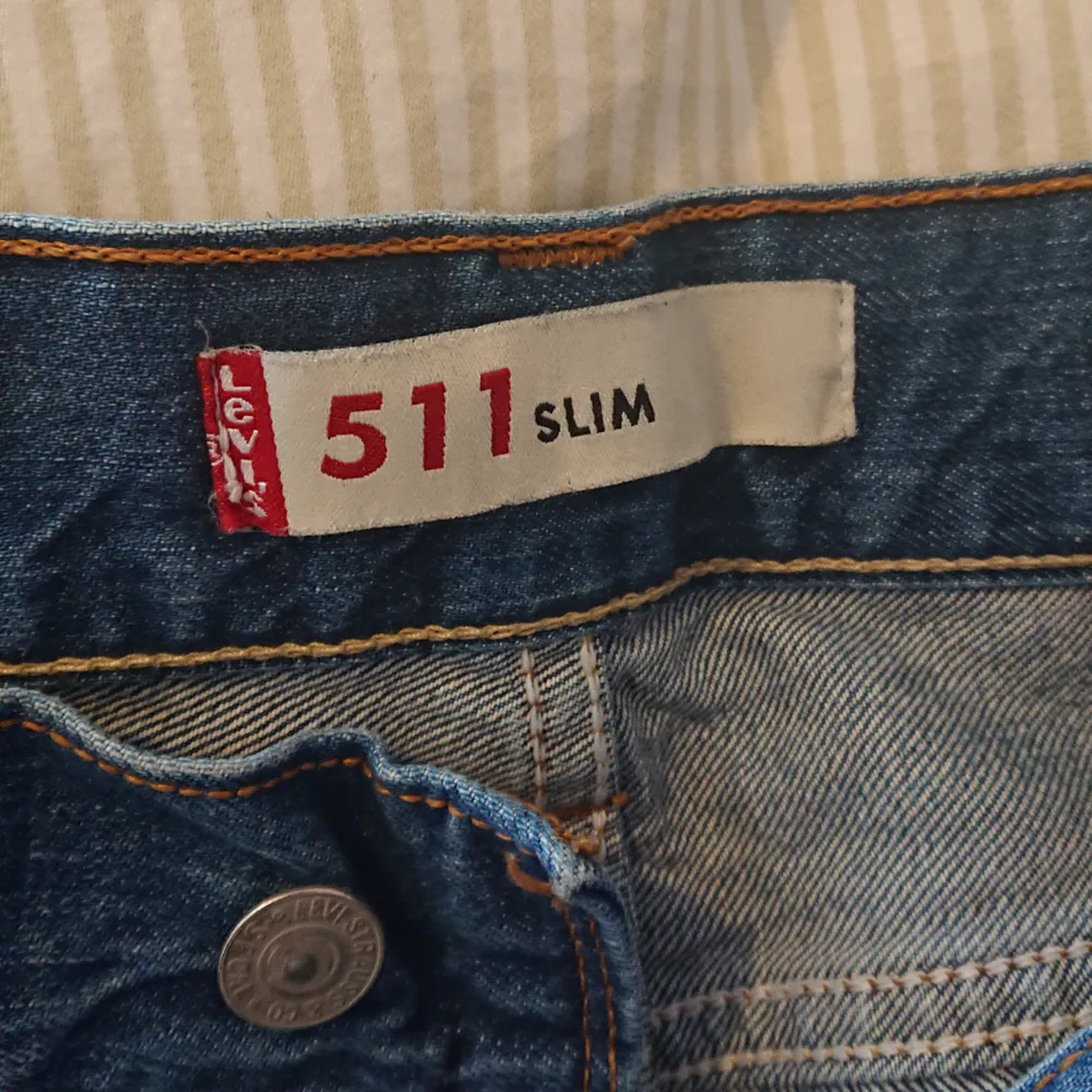 Säljer dessa vintage levisjeans med raka ben.  Endast testat dem. Tyvärr för stora i midjan för mig. :( kan skickas mot fraktkostnad. . Jeans & Byxor.