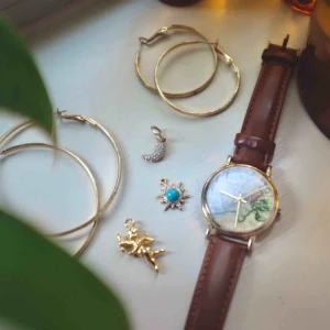 Smycken - Berlocker och örhängen+Klocka från Urban outfiters, aldrig använd och med skyddplasten kvar. Gratis! Vill bara bli av med dessa å känns fel å slänga 