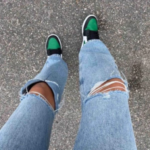  - Säljer dem perfekta blåa jeansen från & other stories pga kommer ej till användning. Endast använda en gång. Dem är storlek 27, passar mig som vanligtvis är en S och 172 cm lång 😗