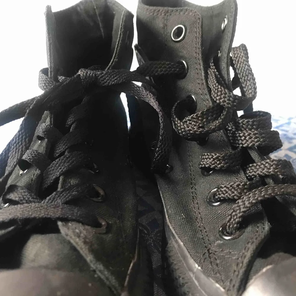 Svarta Converse, använda max 2 gånger. Det är två olika skosnören i men båda är svarta men det går att lösa. Köparen står för eventuell frakt. 🌸 . Skor.