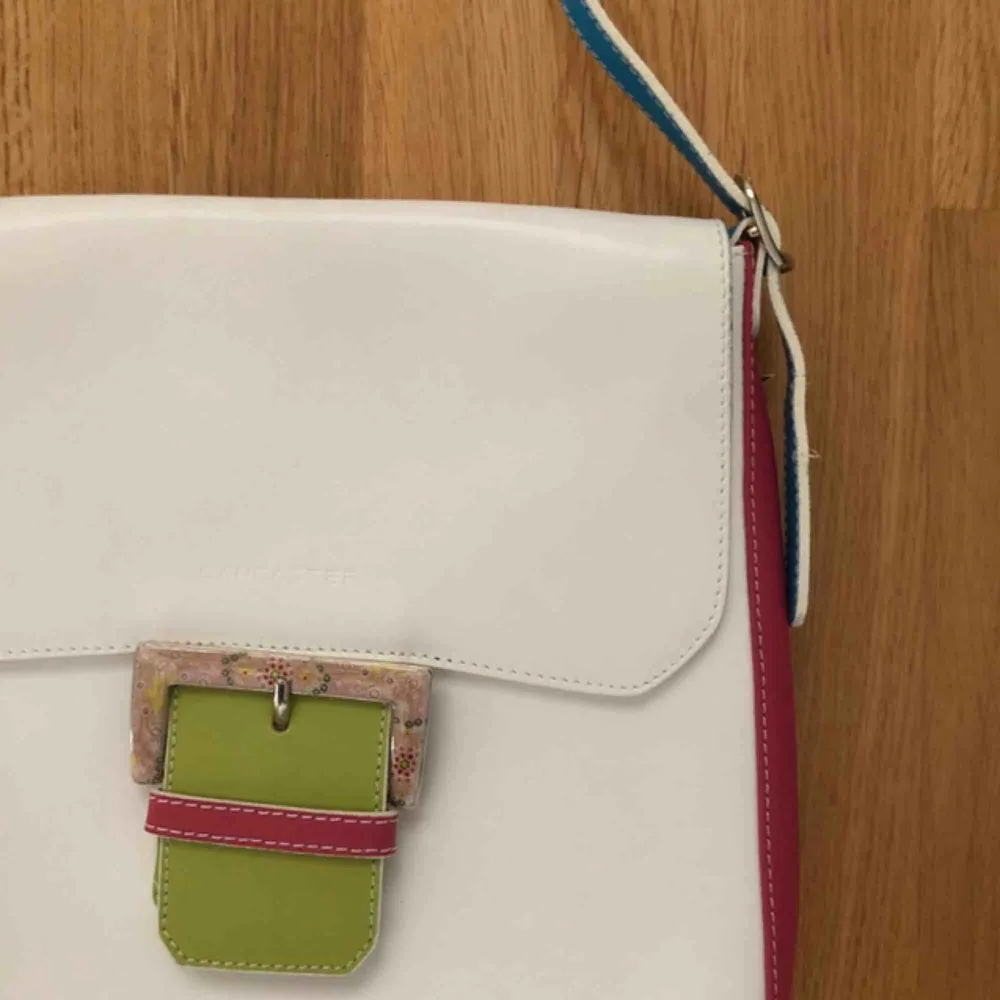 vit gullig väska med färgglada detaljer 🥰 mått: 22x25x3. Accessoarer.