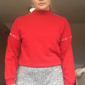  - Jättefin klarröd sweatshirt med silvriga hål/nitar, bra parrform. Säljer pågrund av att den inte används. Kan mötas upp i Stockholm eller skickas på posten (köparen står för frakten) 💕