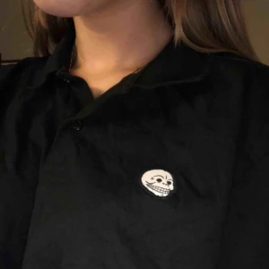  - Så cool tröja från Cheap Monday som tyvärr är för stor för mig. Bara använd ngn gång och är i jättefint skick! Rätt oversized så skulle säga att den är mer som en L/stor M. Kan mötas upp i sthlm eller frakt 63kr😊