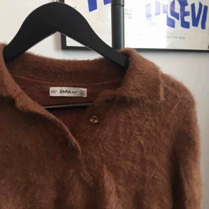  - Mysig croppad knit-tröja från ZARA. Bra skick. Sitter sviiinbra på kroppen, framhäver formerna :) 