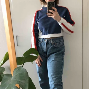 Croppad sweatshirt - Köpt från Urban Outfitters i London för några år sedan💖 10/10 skick, använd fåtal gånger 💖 Storlek M men skulle passa för mindre storlekar om man gillar oversized, passar perfekt   