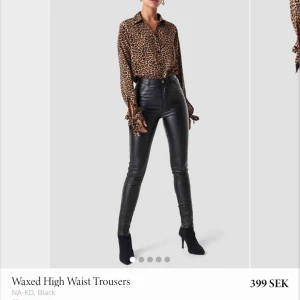  - Skinnbyxor köpta på NAKD! Bara använts 1 gång!! Säljer för att jag har liknande byxor! Kan frakta eller mötas upp i centrala Sthlm 💕🤜🏼🦋🤍🪐✨ Kan skicka egna bilder om det önskas!