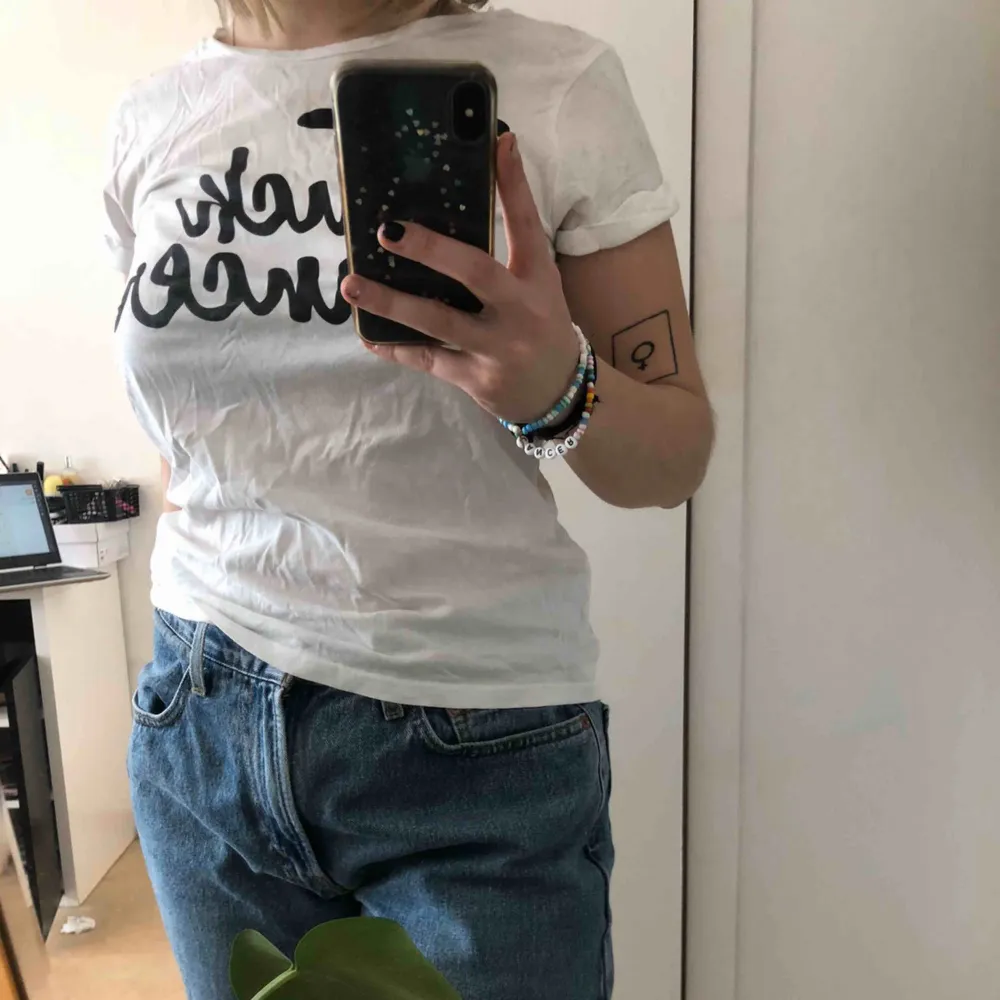 T-shirt med ’Fuck Cancer’-text 💖9/10 skick, aldrig använd utan har bara legat i garderoben💖Storlek M men skulle nog passa S också om man vill ha lösare passform. T-shirts.