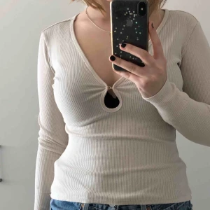  - Köpt från BikBok för några år sedan men har bara hängt i garderoben💖9/10 skick, använd fåtal gånger💖Storlek S, sitter tight men fortfarande väldigt bekvämt på mig som vanligtvis har M i liknande tröjor  