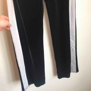  - Fint skick aldrig använda byxor i velour 