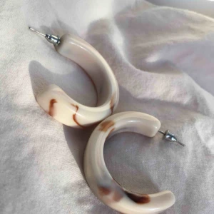  - Säljer ett par sjukt snygga örhängen inhandlade i Köpenhamn och aldrig använda! Frakt tillkommer på vanligt porto då dessa kan skickas i kuvert🌸