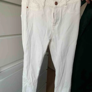  - vita skit snygga jeans som tyvärr är försmå så kan inte ta bild i dom för det blir orättvist! men dom är stretch och töjbara. 