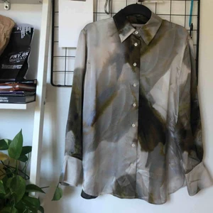  - Sidenskjorta från HM premium quality! 100% siden! Enbart testad och förutom att den är sjukt snygg & unik så är den otroligt skön! Nypris var 1000 kr!